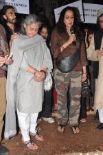 Hema Malini, Jaya Bachchan at the peace march for the Delhi victim in Mumbai on 29th Dec 2012 (253).JPG